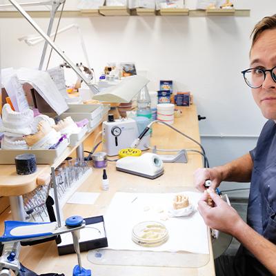 Zahntechnik-Meister arbeitet an einem Zahnmodell – präzise Zahntechnik und hochwertige Zahnprothetik.